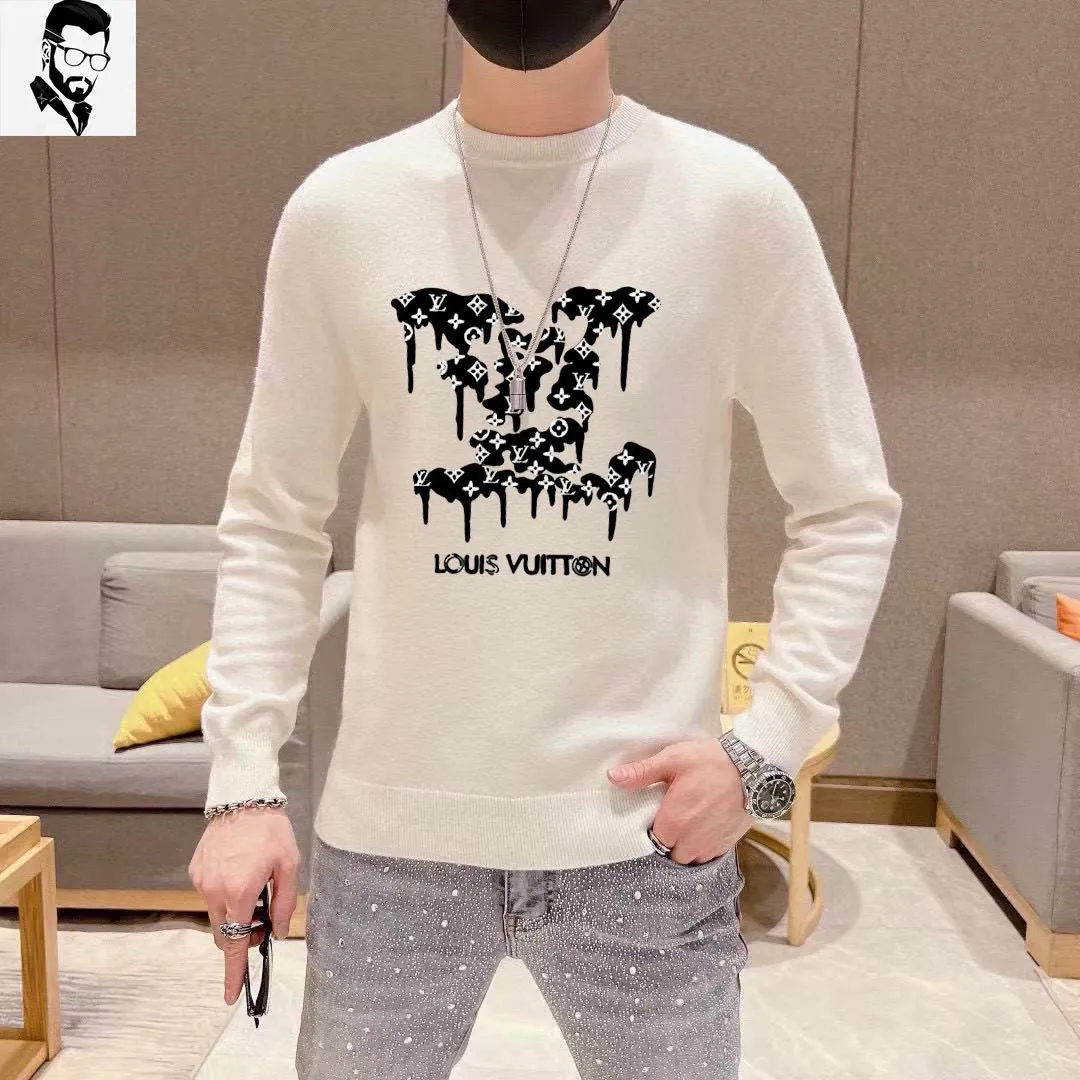 🅿️240 【LV Louis Vuitton】Autumn and winter classic round neck pullover sweater, in full condition! ! ! Wool blended fabric, the latest model in 2025, golden ratio! ! Slim-fitting soft gold, versatile and practical item, the combination and practicality are extremely powerful, simple and elegant, and classy! To create your own style, it is highly recommended to buy it in two colors. The standard slim fit tailoring process is suitable for both young and old men. It is knitted from wool and will not cause any discomfort! While keeping warm, it is stylish, textured and wearable, and the classic logo with contrasting colors on the chest feels in place! ! Recommended for regular customers! ! Size M-3XL (maximum wear: 190 pounds)